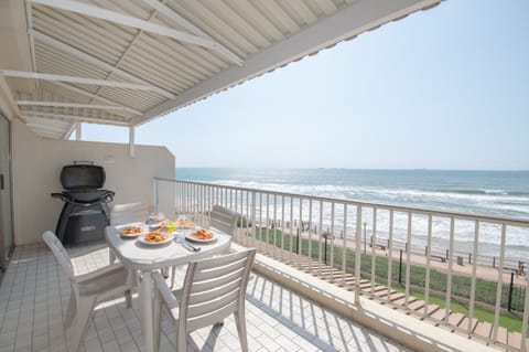 Patio, Day, Natural landscape, View (from property/room), Balcony/Terrace, Living room, Seating area, Beach, Sea view