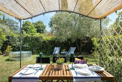 Lovely Apt with Garden and TANK Pool near the City Apartment in Capannori