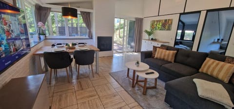 TV and multimedia, Living room, Seating area, Dining area