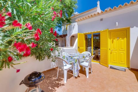 Property building, Patio, Balcony/Terrace, Dining area