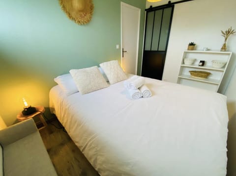 Bed, Bedroom, towels
