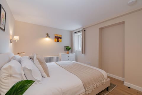 Superb Two Bedroom 2 Bathroom Home Morningside Apartment in Edinburgh