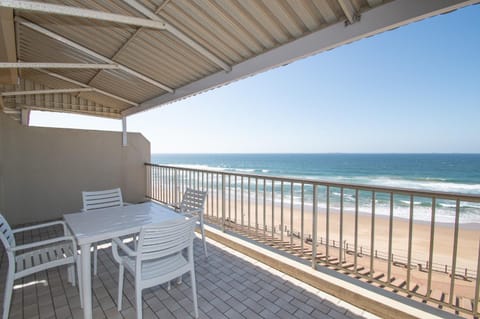 Patio, Day, Natural landscape, View (from property/room), Balcony/Terrace, Dining area, Beach, Sea view