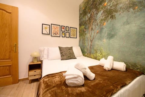 Photo of the whole room, Bedroom