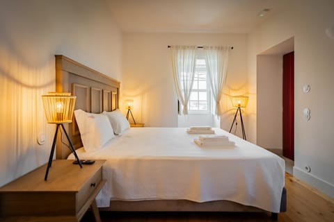 Bed, Bedroom, furniture, towels