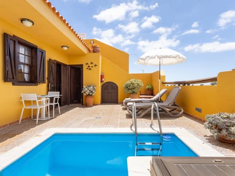 Property building, Balcony/Terrace, Balcony/Terrace, Swimming pool, sunbed