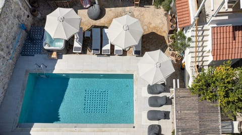 Property building, Swimming pool, sunbed