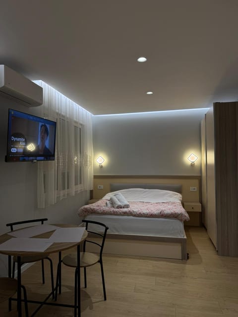 Bed, TV and multimedia, Photo of the whole room, Bedroom, wardrobe, air conditioner, air conditioner