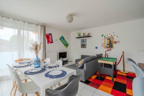 Living room, Seating area, Dining area