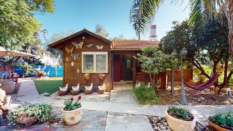 Property building, Patio, Spring, Day, Garden, Garden view
