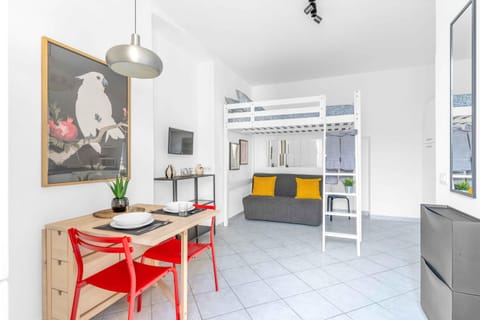 TV and multimedia, Kitchen or kitchenette, Living room, Seating area, Dining area