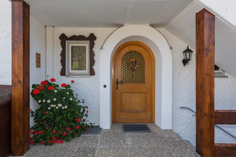 Gästehaus Karwendelblick - FerienwohnungParterre Apartment in Mittenwald