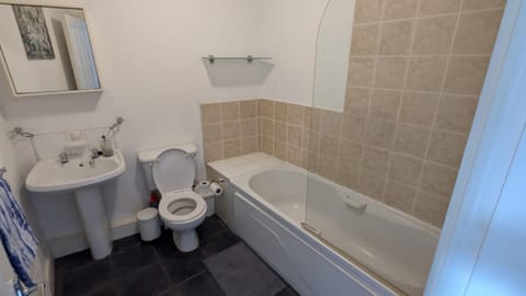 Large Newly updated 3BD Duplex 20Min to Airport Apartment in Dublin