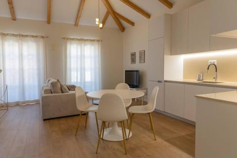 TV and multimedia, Kitchen or kitchenette, Living room, Seating area, Dining area