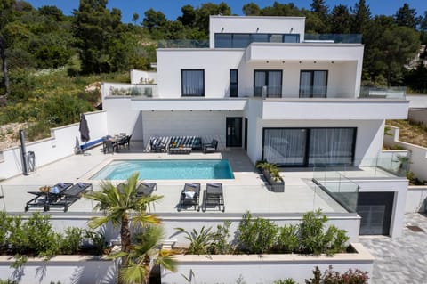 Property building, Day, Swimming pool