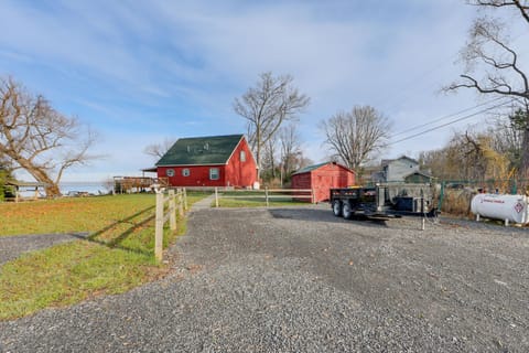Beachside Living! Family Retreat on Oneida Lake House in Oneida Lake