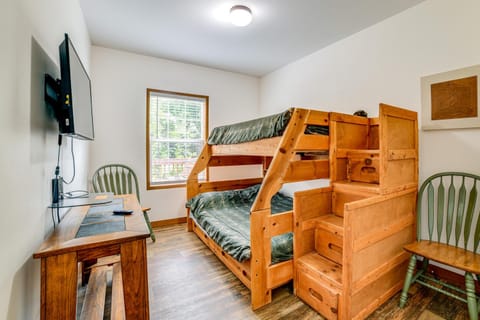 Beachside Living! Family Retreat on Oneida Lake House in Oneida Lake