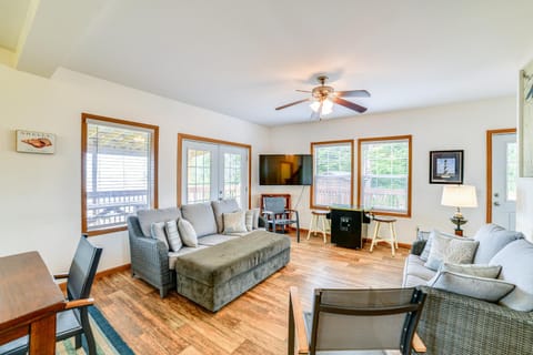 Beachside Living! Family Retreat on Oneida Lake House in Oneida Lake