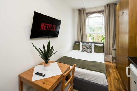 Bed, TV and multimedia, Photo of the whole room, Evening entertainment, Bedroom, towels