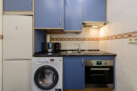Kitchen or kitchenette, oven, washing machine