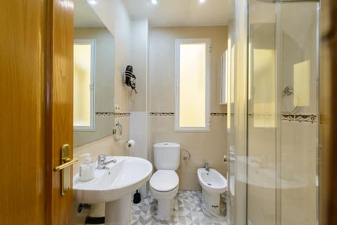 Shower, Toilet, Bathroom, bidet, towels