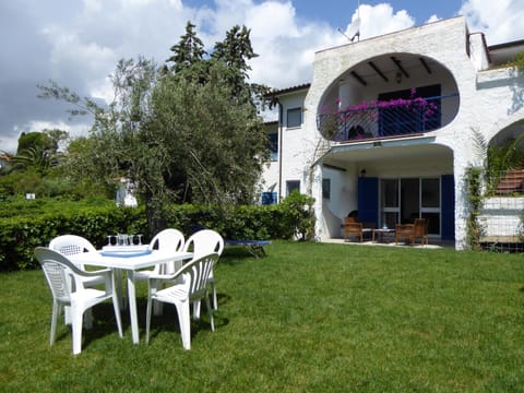 Property building, Patio, Spring, Day, Garden, Dining area, Garden view