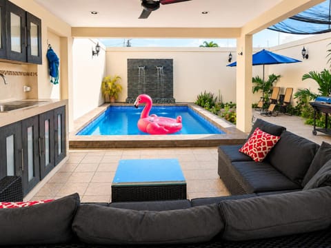 Patio, Swimming pool, sunbed