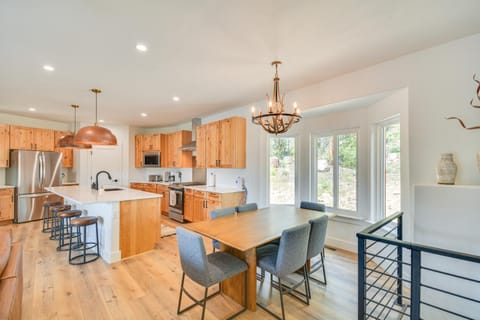 2 Mi to Lake Stunning Twin Lakes Home with Deck House in Colorado