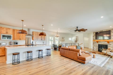 2 Mi to Lake Stunning Twin Lakes Home with Deck House in Colorado