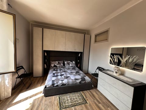 Photo of the whole room, Bedroom, wardrobe