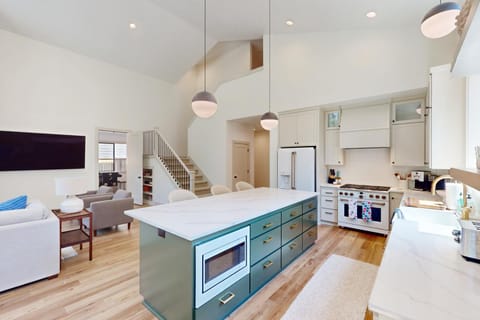 Walk to Detroit Lake! Family Home with Outdoor Oasis House in Detroit Lake