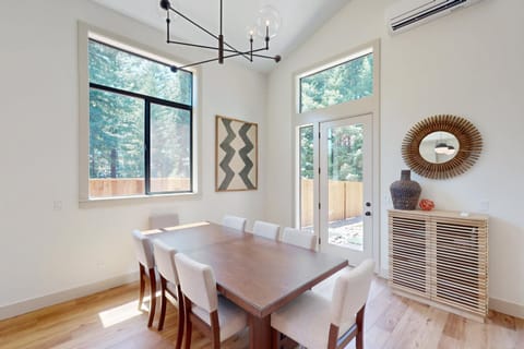 Walk to Detroit Lake! Family Home with Outdoor Oasis House in Detroit Lake