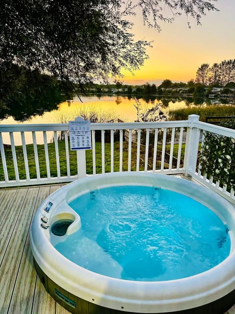 The Lakeside21 Caravan 8 berth with Hot tub at Tattershall Lakes House in Tattershall