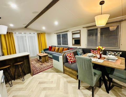 The Lakeside21 Caravan 8 berth with Hot tub at Tattershall Lakes House in Tattershall