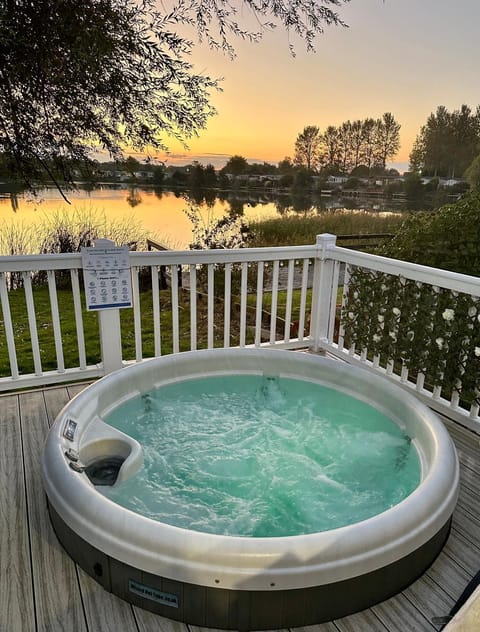 The Lakeside21 Caravan 8 berth with Hot tub at Tattershall Lakes House in Tattershall