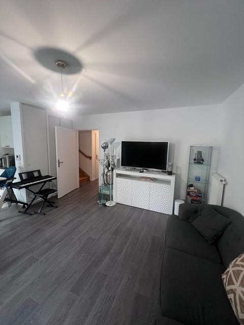 Maison de 100m2 a 5 minutes du centre de base du PSG Villa in Poissy