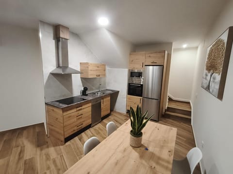 Kitchen or kitchenette, Dining area, minibar, oven, stove