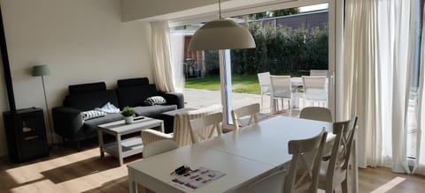 Patio, Day, Living room, Seating area, Dining area