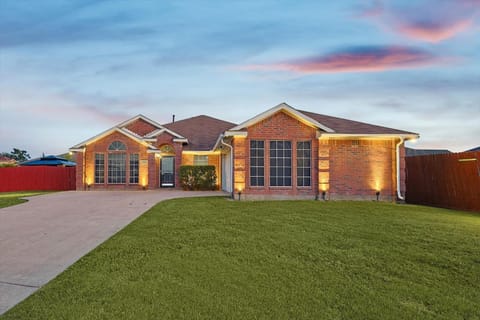 5BR Holiday Getaway in DeSoto with Pool, Hot Tub & Cinema Villa in DeSoto