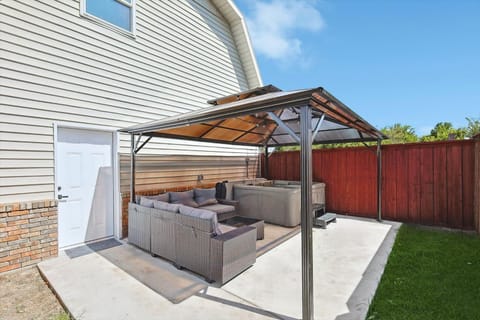 6BR Retreat w Pool Spa + Guest House House in Denton