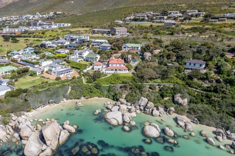 Day, Neighbourhood, Natural landscape, Bird's eye view, Beach, Mountain view, Sea view