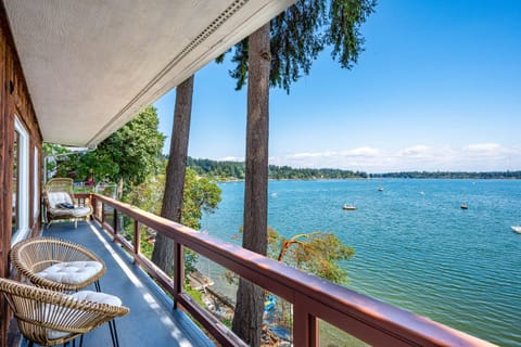 Waterfront Vashon Island Home, Beach Access and View House in Vashon