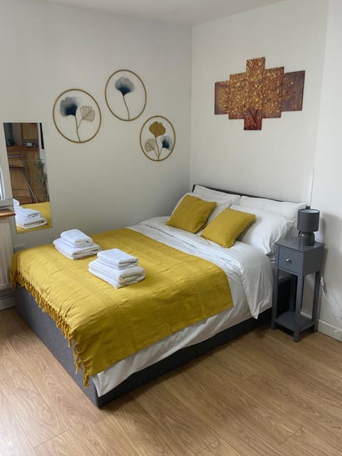 Bed, Bedroom, towels