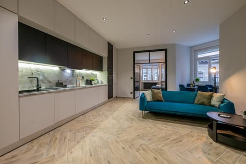 TV and multimedia, Kitchen or kitchenette, Living room, Seating area