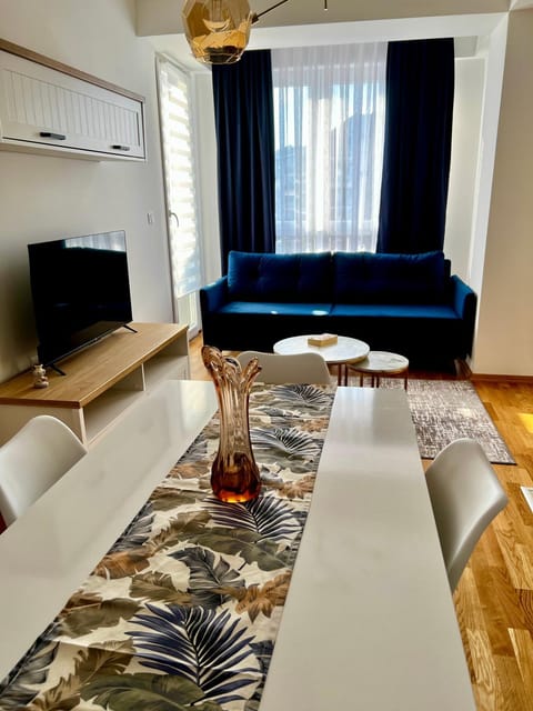 Property building, TV and multimedia, Living room, Seating area, Evening entertainment, Meeting/conference room, Lunch, Family, internet, air conditioner