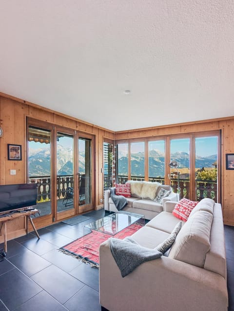 Communal lounge/ TV room, Natural landscape, TV and multimedia, View (from property/room), Balcony/Terrace, Living room, Seating area, Evening entertainment, Mountain view