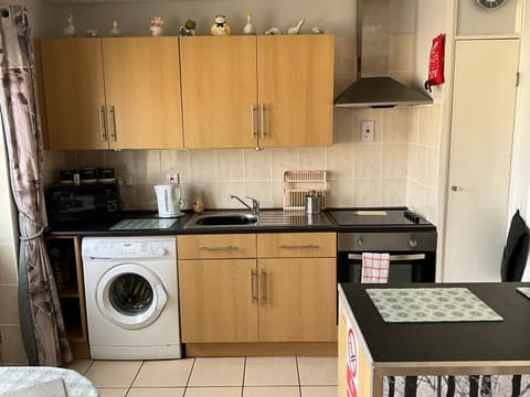 Property building, Kitchen or kitchenette, oven, washing machine