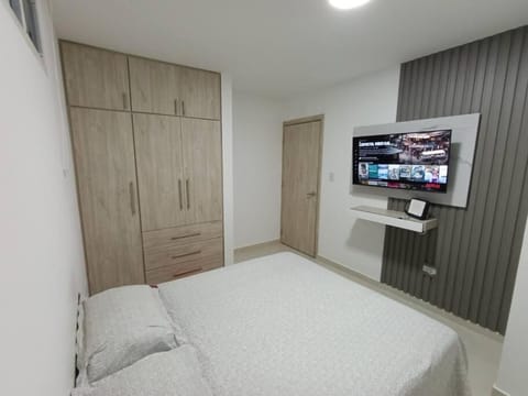 Bed, TV and multimedia, Photo of the whole room, Bedroom, wardrobe