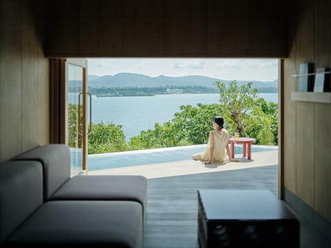 Balcony/Terrace, Dining area, Pool view, Sea view