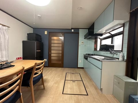 Communal lounge/ TV room, Kitchen or kitchenette, Kitchen or kitchenette, Dining area, stove